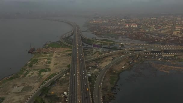 3番目の本土橋は11 8Kmの橋で 1990年に当時の大統領イブラヒム ババンギダが建設を依頼した 第三本土橋は都市部へのドリフトの反射です — ストック動画