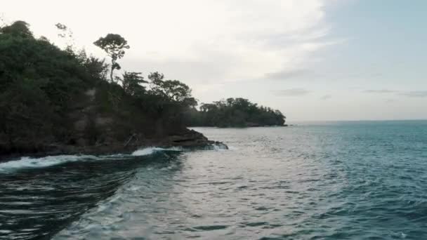 Ocean Waves Crashing Coastal Cliffs Punta Mona Center Costa Rica — Vídeo de Stock