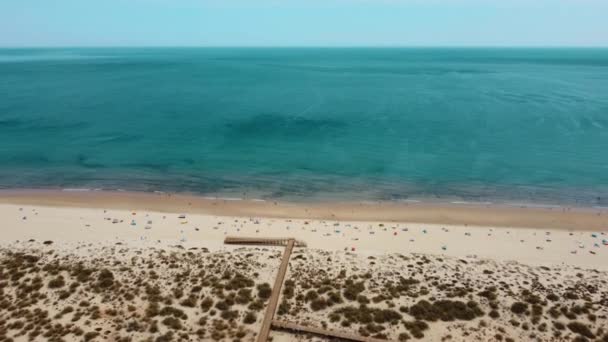 Όμορφη Παραλία Altura Στην Πορτογαλία Μια Ζεστή Καλοκαιρινή Μέρα Aerial — Αρχείο Βίντεο
