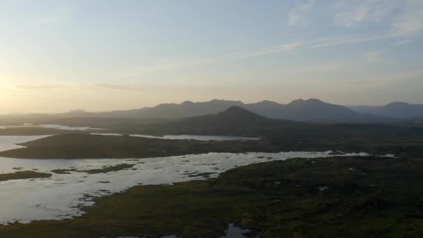 Bertrahboy Bay Connemara County Galway Ireland July 2021 西にドローン線 北にキャシェル — ストック動画