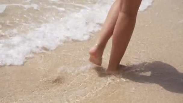Menina Caminhando Sobre Praia Vulcânica Branca Com Pequenas Ondas Fuerteventura — Vídeo de Stock