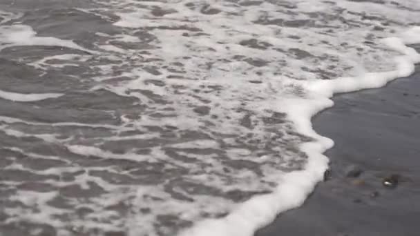 Malé Vlny Vlnovou Pěnou Černých Sopečných Plážích Fuerteventury Kanárské Ostrovy — Stock video