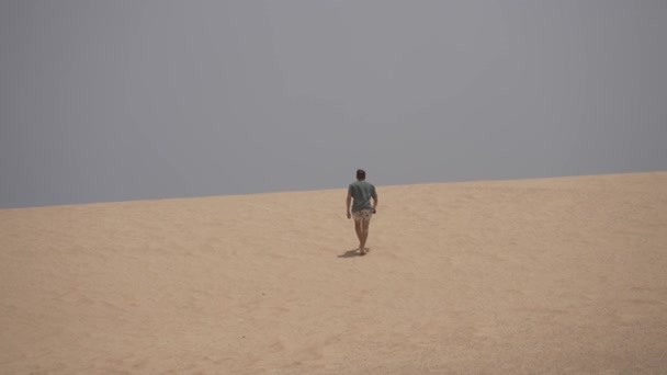Volkanik Kum Tepelerini Aşıp Fuerteventura Kanarya Adasındaki Özgürlüğü Hissetmek — Stok video
