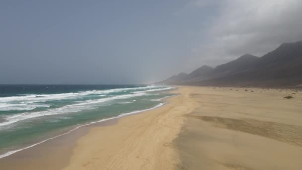 Kanarya Adası Fuerteventura Nın Arka Planında Güzel Dağlar Bulunan Uzun — Stok video