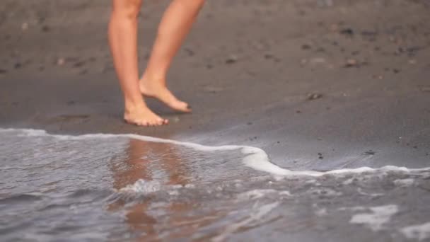 Menina Caminhando Sobre Praia Vulcânica Preta Com Pequenas Ondas Fuerteventura — Vídeo de Stock