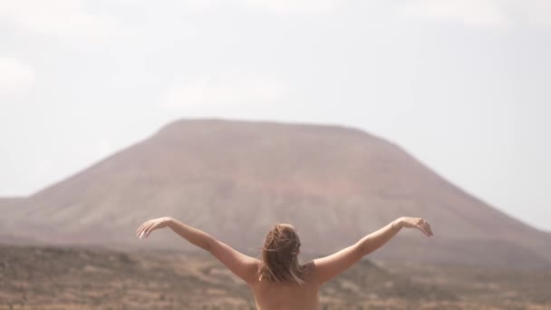 งเปล อยกายเต าและเล นโยคะตอนเช อหน เขาไฟขนาดใหญ กลางทะเลทรายใน Fuerteventura เกาะคานาร — วีดีโอสต็อก