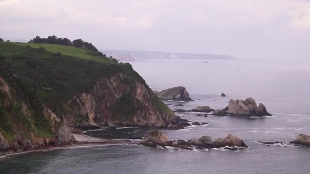 与悬崖和落基群岛的海岸景观 海滨落基海滩景观 阿斯图里亚斯的西班牙海岸 — 图库视频影像