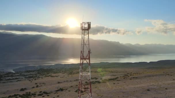 Fütüristik Teknoloji Güç Telekom Istasyonunun Çarpıcı Okyanus Manzarası Güneş Işınları — Stok video