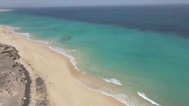 Dron Aéreo Una Hermosa Playa Con Aguas Cristalinas Fuerteventura Las — Vídeos de Stock