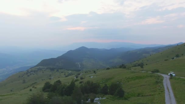 Disparo Dron Cima Una Montaña Vista Increíble Hay Montañas Distancia — Vídeos de Stock