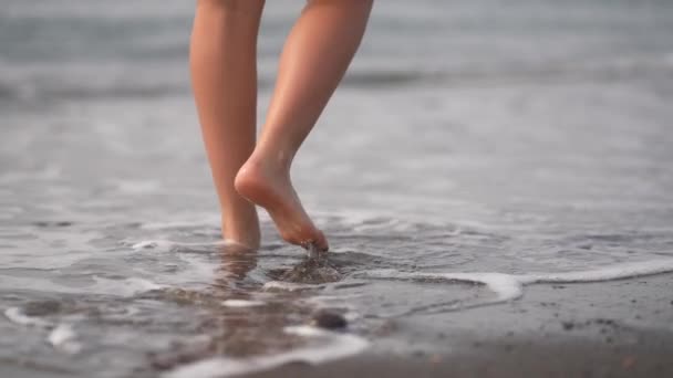 Menina Caminhando Sobre Praia Vulcânica Preta Com Pequenas Ondas Fuerteventura — Vídeo de Stock