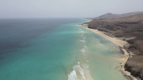 Luchtfoto Van Een Prachtig Strand Met Helder Water Fuerteventura Canarische — Stockvideo