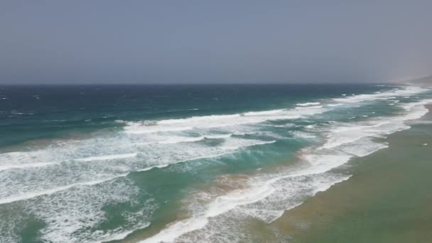 Drone Aéreo Tiro Ondas Grandes Colidindo Praia Cofete Fuerteventura Ilha — Vídeo de Stock