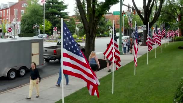 Люди Ходят Тротуару Летом Июля Флаги Украшают Маленький Город — стоковое видео