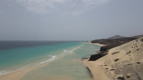 Dron Aéreo Una Hermosa Playa Con Aguas Cristalinas Fuerteventura Las — Vídeos de Stock