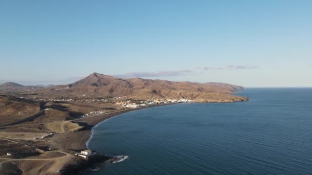 Drone Aéreo Vídeo Uma Pequena Aldeia Lado Costa Ilha Fuerteventura — Vídeo de Stock