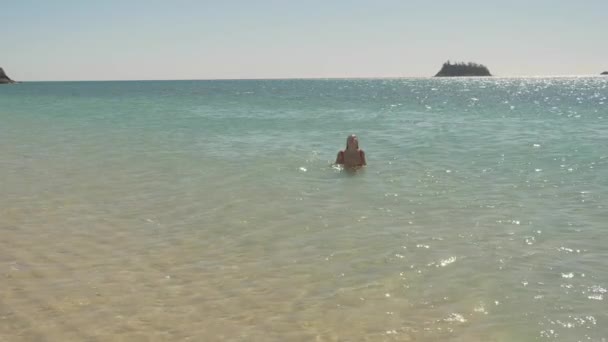 Sexy Turista Femminile Emergono Sulla Spiaggia Acqua Glistening Langford Island — Video Stock