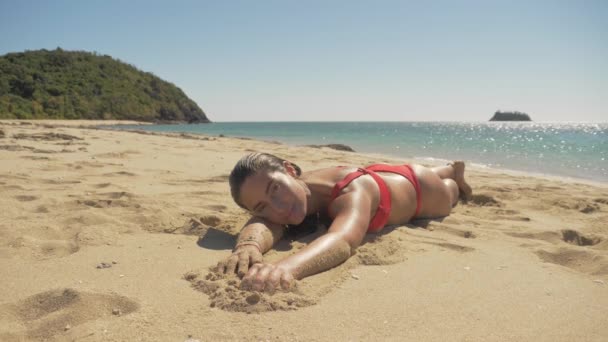 Touristin Liegt Auf Dem Sand Mit Dem Rücken Gegen Das — Stockvideo