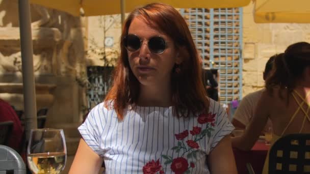 Perempuan Meminum Anggur Putih Dalam Meja Sambil Melihat Restoran Menu — Stok Video