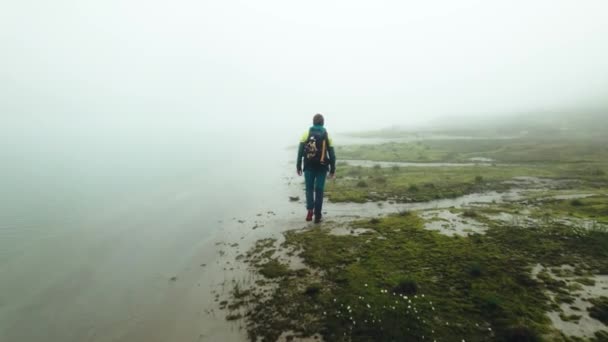 Escursionista Che Cammina Con Zaino Oltre Lago Mistico Con Nebbia — Video Stock