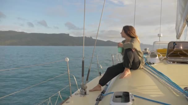 Mujer Caucásica Sentada Lado Barco Vela Mirando Lejos Mientras Sostiene — Vídeo de stock