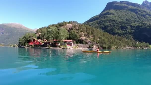 夏季假期 在挪威美丽的风景秀丽的绿松石冰川湖中划过的女性褐发 Loen Norway手牵手 — 图库视频影像