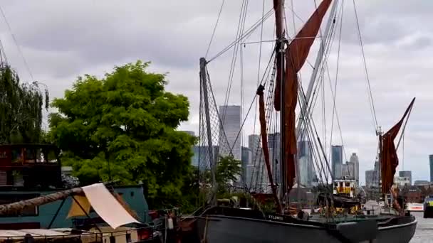 Тайм Аут Лодки Канари Харф Лондонским Сити Skyline Заднем Плане — стоковое видео