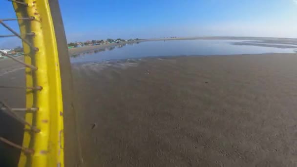 Action Cam Pov Cykelhjul Stänk Ocean Water Kameran Kusten Stranden — Stockvideo