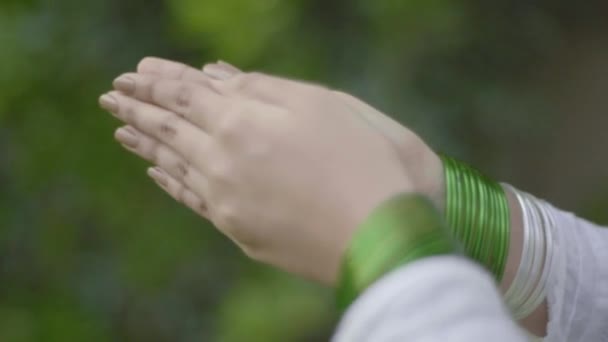 Closeup Pakistani Female Revealing Pakistan Flag Brooch Symbolism Patriotism — Stock Video