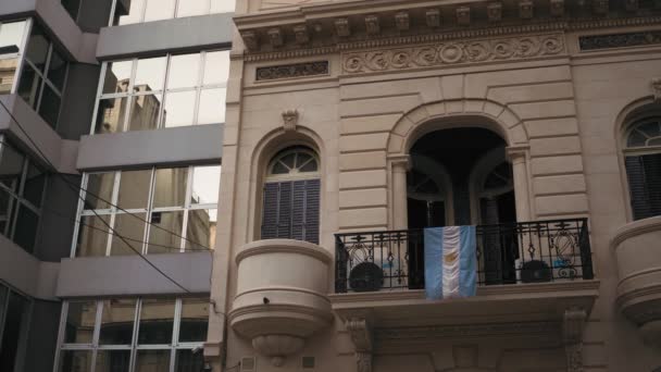 新古典主義様式の家のバルコニーから吊るされたアルゼンチンの旗 — ストック動画