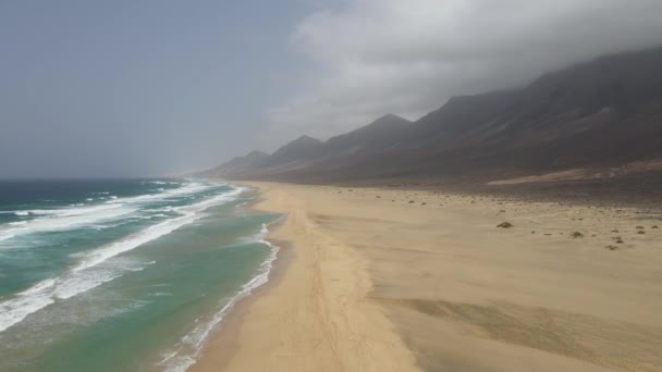 Kanarya Adası Fuerteventura Nın Arka Planında Güzel Dağlar Bulunan Uzun — Stok video