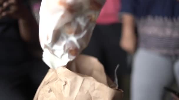 Kese Kağıdından Yiyecek Paketlerini Açmak Medu Vada Hindistan — Stok video