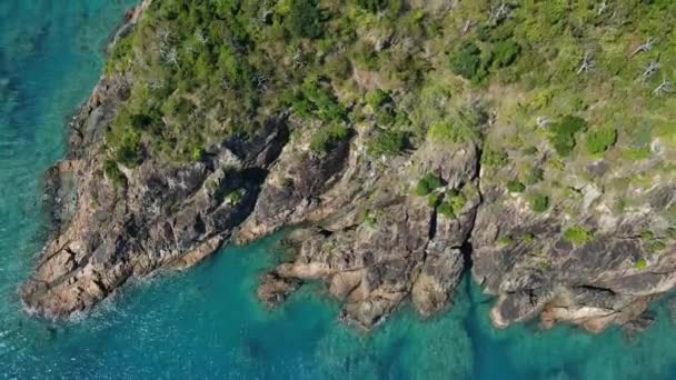 Rocky Cliffs Langford Island Turquoise Blue Sea Whitsunday Island Qld — Stock Video