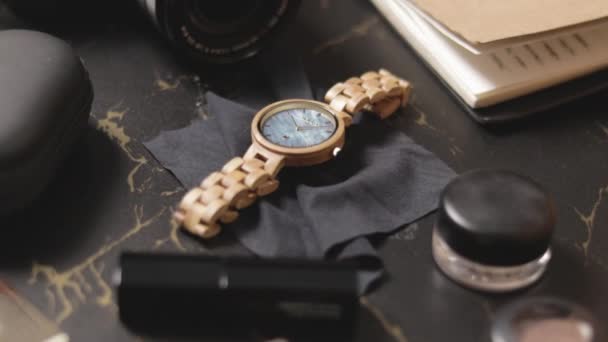 Luxe Houten Horloge Voor Vrouwen Zwarte Doek Tafel Close — Stockvideo