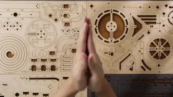 Tření ruce a chystá se sestavit DIY hry puzzle. režie