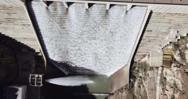 Überkopfschuss Einer Abgestuften Wand Eines Schwerkraftdamms Mit Weißem Süßwasser Das — Stockvideo