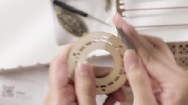 Kvinnliga Hand Sandning Cirkulärt Trä Med Ett Sandpapper Verkstaden Närbild — Stockvideo