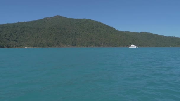 Aguas Azules Turquesas Playa Bahía Del Aserradero Bajo Cielo Azul — Vídeos de Stock