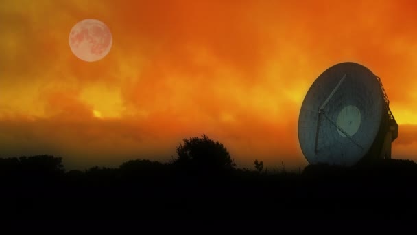 Radiotelescopio Con Luna Piena Sfondo Colorato Tramonto Animazione — Video Stock