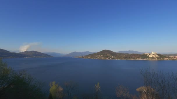 Vue Panoramique Sur Lac Majeur Fumée Montagne Raison Feu Brûlant — Video