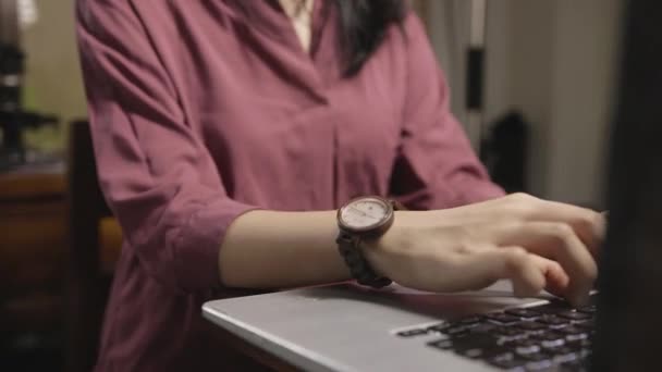 Imagem Recortada Uma Mulher Digitando Teclado Laptop Mesa Tiro Arco — Vídeo de Stock