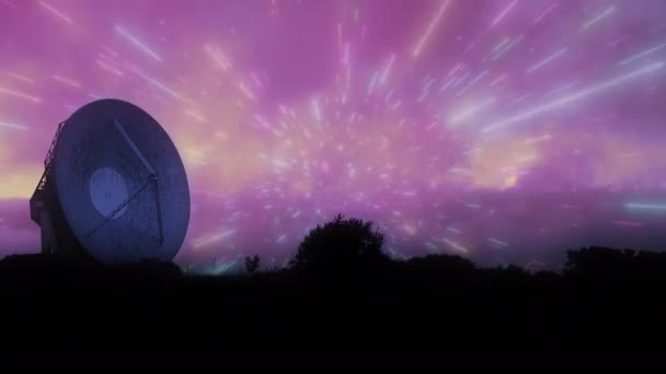 Space Antenna Array Фоном Світлового Сліду Зоряного Поля Графічна Анімація — стокове відео