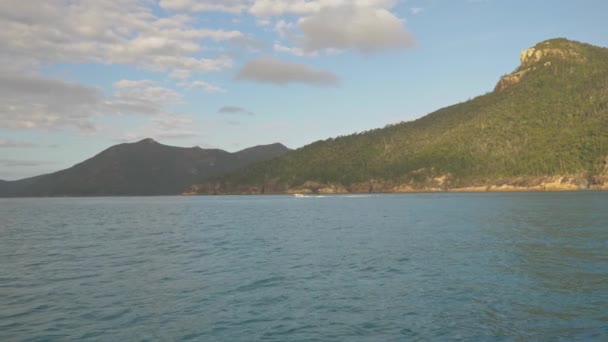 Vista Distância Uma Lancha Acelerando Toda Passagem Ilha Gancho Whitsundays — Vídeo de Stock