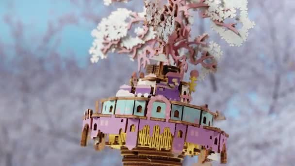 Drehbare Holzpuzzle Handkurbel Spieluhr Mit Kirschblütenbaum Der Spitze Nahaufnahme — Stockvideo