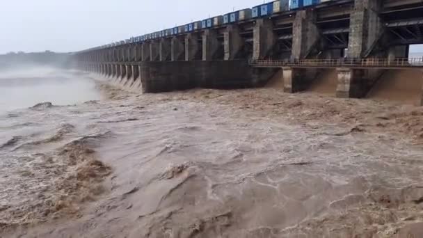 Primo Piano Dell Acqua Scarico Massiccia Dalla Diga Una Centrale — Video Stock