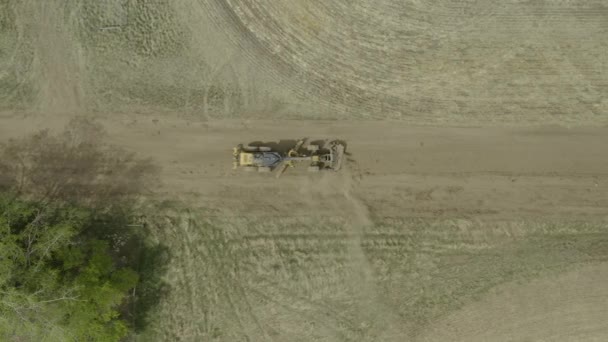 Grader Ebnet Fläche Auf Abgelegenem Feldweg Overhead Drohne — Stockvideo