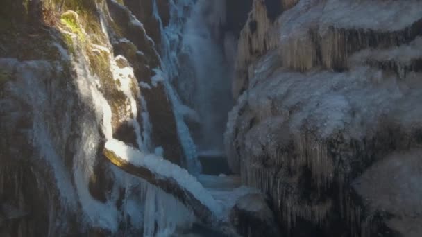Epische Filmische Gefrorenen Wasserfall Sieht Aus Wie Narnia Luftaufnahme — Stockvideo