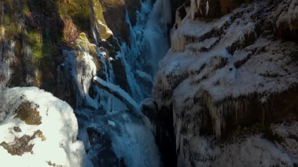 湖地区の氷に覆われた静かな滝を空を飛ぶ — ストック動画