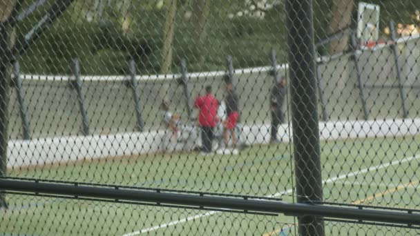 Jeunes Urbains Qui Traînent Sur Terrain Basket Hors Foyer Travers — Video