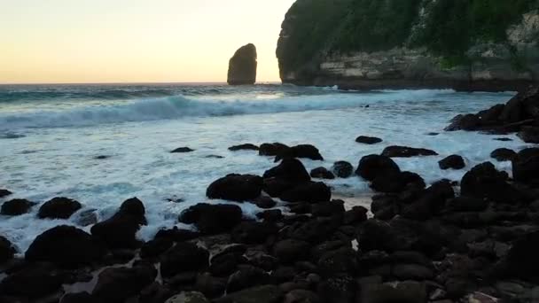 Luchtfoto Van Grote Kleine Rotsen Zwart Strand Gewassen Door Blauw — Stockvideo